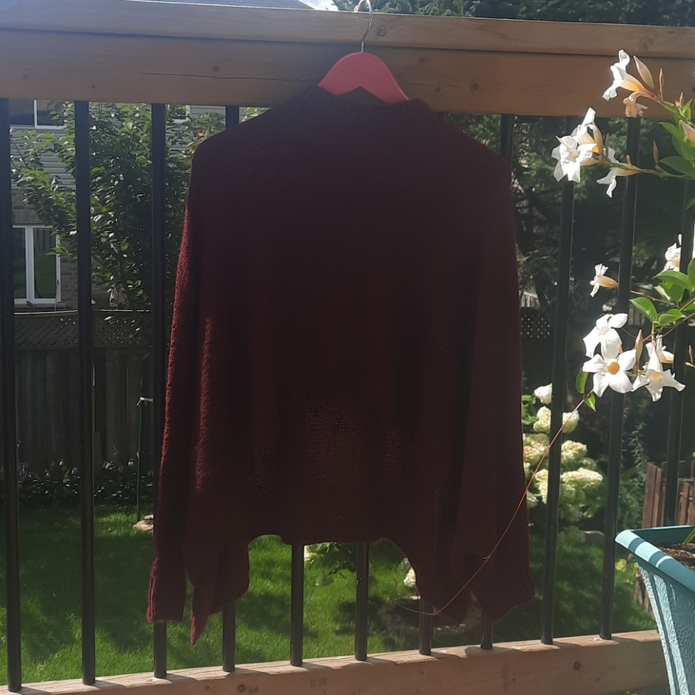 Cropped‎ poncho/sweater
